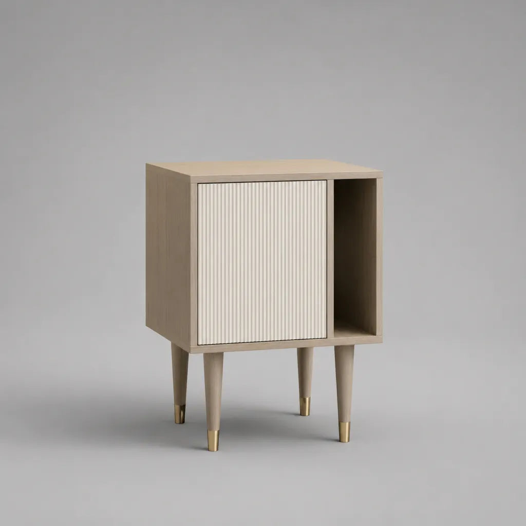 Table de chevet en bois avec porte coulissante rainurée et niche ouverte, beige clair, blanc mat et doré, 45 × 35 × 65 cm